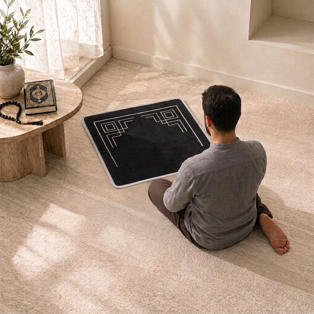 Embroidered Velvet Half Prayer Mat with Carrying Pouch - WAS050